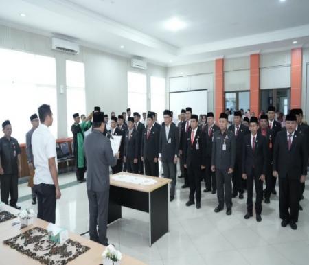 Bupati Suhardiman Amby melantik sejumlah pejabat eselon II dan III di lingkungan Pemkab Kuansing (foto/ultra)