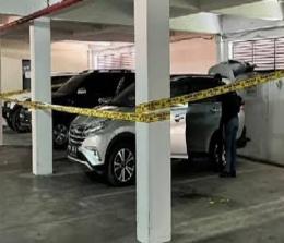 Polisi melakukan olah TKP di parkiran basement DPRD Riau pasca temuan mayat wanita dalam mobil.(foto: int)