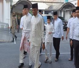 Pj Walikota Pekanbaru Muflihun saat tiba di MPP Pekanbaru untuk melaksanakan salat Idul Adha