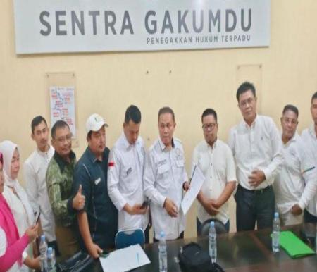 Tim Hukum Amin Provinsi Riau saat melaporkan dugaan pelanggaran Pemilu 2024 ke Bawaslu Riau.(foto: tribunpekanbaru.com)