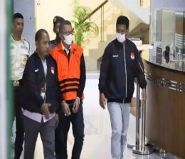Bupati Meranti nonaktif, M Adil mengenakan rompi tahanan KPK (foto/int)
