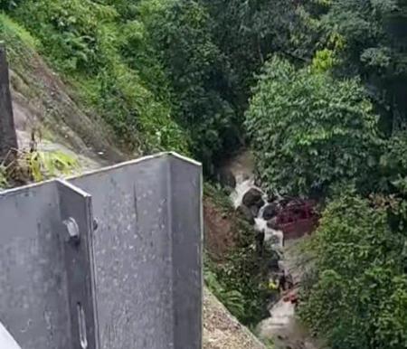 Truk Terjun ke Jurang Sitinjau Lauik, supir dan penumpang meninggal (foto/ist)