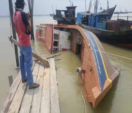 Kapal hibah Kementerian Dirjen Perhubungan Laut, Kemenhub RI, KM Banawa Nusantara 3 terbalik setelah sekian lama terlantar.