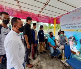 Bupati Kepulauan Meranti menyempatkan diri meninjau proses vaksinasi yang digelar  DMI bekerjasama dengan SKK Migas dan EMP Malacca Strait