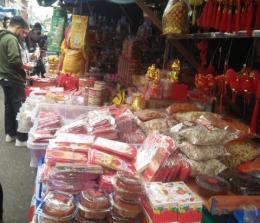 Pernak pernik dan ragam keperluan Imlek banyak dijual di Pasar Sago Pekanbaru (foto/Mimi)
