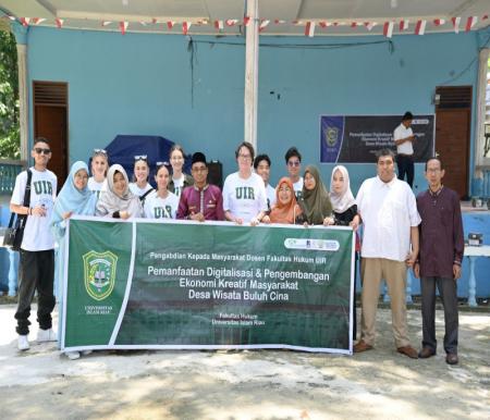 Dosen Universitas Islam Riau menggelar PKM internasional di Desa Buluh Cina Kampar (foto/ist)