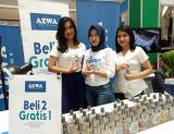 Indri (kanan) bersama tim marketing menunjukkan produk Azwa Perfume di stand GATF Pekanbaru