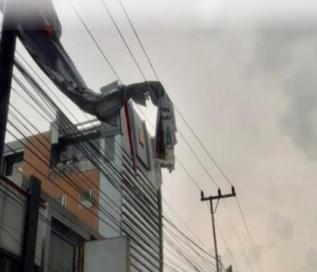 Baliho timpa kabel SUTM 20 kV di Jalan Nangka Pekanbaru saat cuaca ekstrim sore tadi.(foto: pln)