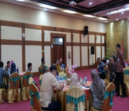 Kepala KPw BI Riau, Panji Achmad (berdiri) saat kegiatan BBM di BI Riau.(foto: barkah/halloriau.com)