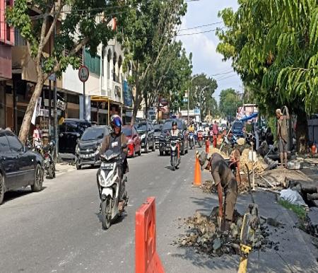 Kemacetan jalan di Pekanbaru akibat galian pipa PDAM (foto/rahmat)