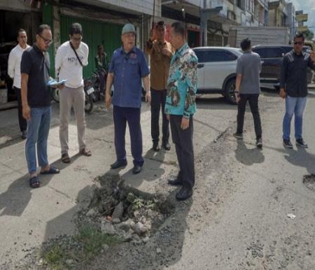 Pj Gubri saat meninjau jalan rusak didampingi Sekdako Pekanbaru.(foto: int)