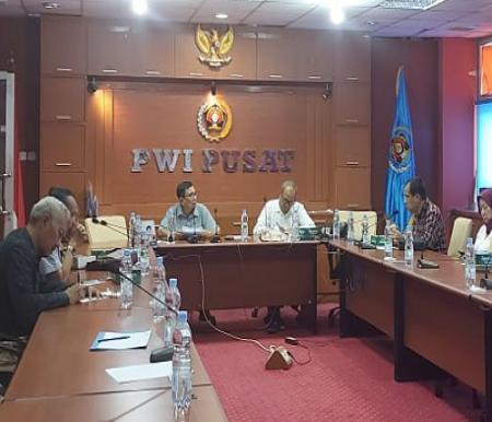 Ketua PWI Pusat, Hendri Ch Bangun saat memimpin rapat pleno penetapan tuan rumah HPN 2025.(foto: istimewa)