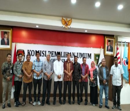 Ketua KPU Riau Ilham Muhammad Yasir menerima kunjungan Mappilu PWI Riau, Jumat (24/11/2023) di Lantai 2 KPU Riau.(foto: dok/mappilu PWI riau).