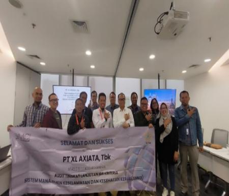 Director & Chief Technology Officer XL Axiata sekaligus Chairman atau Ketua P2K3 XL Axiata I Gede Darmayusa (tengah) usai menerima Penghargaan Bendera Emas SMK3 dari Kemenaker di Jakarta, Rabu (22/11/2023).(foto: istimewa)