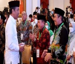 Presiden, Jokowi dan Gubernur Riau, Syamsuar dalam agenda penyerahan zakat ke Baznas di Istana Negara.(foto: mcr)