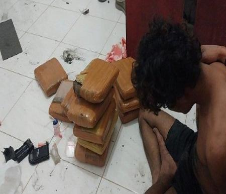 Pengedar narkoba ditangkap personel TNI dari Kodim 0304 Agam (foto/tribun)