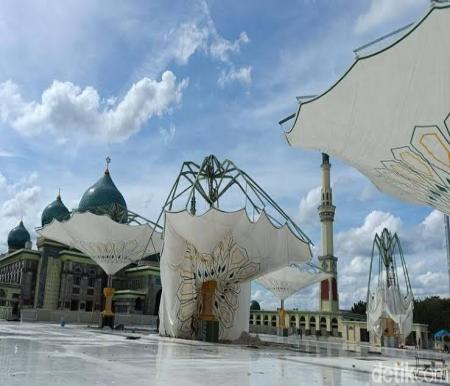 Payung elektrik Masjid Raya Annur Riau rusak.(foto: int)