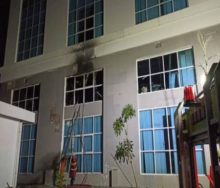 Kantor BPKAD Pekanbaru hangus terbakar tadi malam.(foto: int)