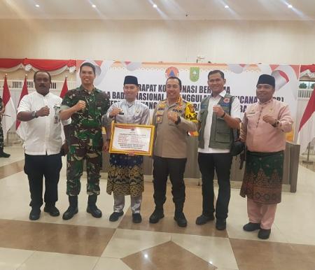 Asisten I Bidang Pemerintahan dan Kesejahteraan Rakyat (Kesra) Setdako Pekanbaru Masykur Tarmizi menghadiri Rakor bersama BNPB terkait penanganan darurat bencana banjir di Balai Serindit, Gedung Daerah Riau