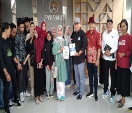 Ketua PWI Riau, Zulmansyah Sekedang bersama mahasiswa FISIP UIR.(foto: istimewa)