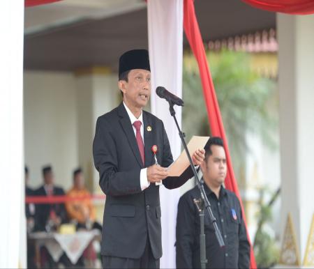 Pj Sekdaprov Riau, Indra saat memimpin Upacara Hari Otonomi Daerah ke-28 di Riau.(foto: mcr)