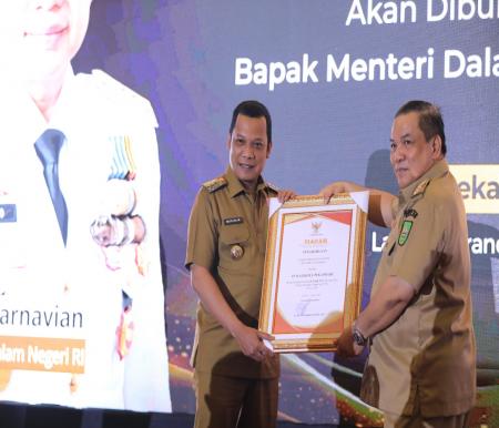 Pj Wako Muflihun menerima penghargaan atas keberhasilan Pemko Pekanbaru menurunkan angka prevalensi stunting (foto/int)