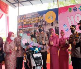 Bikin masyarakat semangat untuk divaksin, Kapolda Riau, motivasi masyarakat dengan berikan hadiah sepeda motor. 