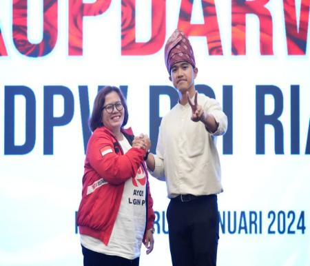 Caleg DPRD Riau dapil Pekanbaru, Maria Rouli Pasaribu bersama Ketum PSI, Kaesang (foto/ist)