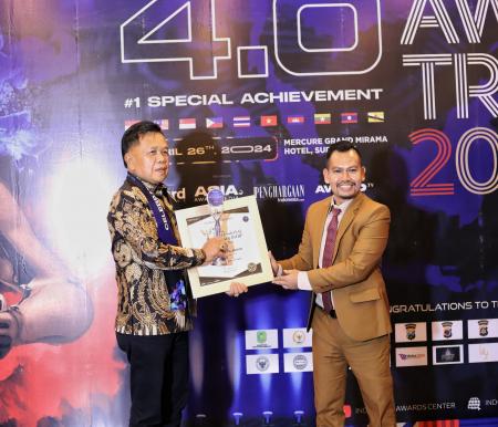Plt Bupati Kepulauan Meranti AKBP (Purn) H. Asmar menerima penghargaan dari Indonesia Award Magazine (IAM) untuk kategori Most Inspiring Figure 2024.