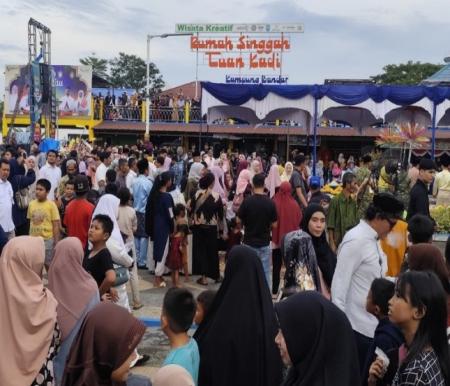 Ribuan Warga Padati Tepian Sungai Siak, Tradisi Petang Belimau di Pekanbaru Meriah