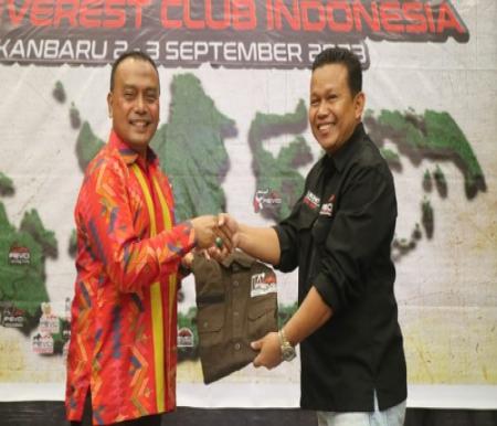 Staf Ahli Gubernur Bidang Pemerintahan, Yurnalis bersama Ketua Fevci Chapter Riau, Tukino.(foto: istimewa)