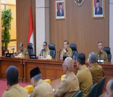 Plt Gubri, Edy Natar Nasution memimpin rapat bersama seluruh pejabat Pemprov Riau.(foto: mcr)