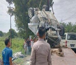Kondisi mobil Datsun ringsek parah saat kecelakaan di Jalan Lintas Pekanbaru-Kuansing.(foto: tribunpekanbaru.com)