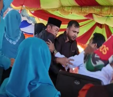 Tangkapan layar video yang memperlihatkan Bupati Rohil Afrizal Sintong dan wakilnya Sulaiman terlibat perkelahian, Kamis (1/2/2024) 