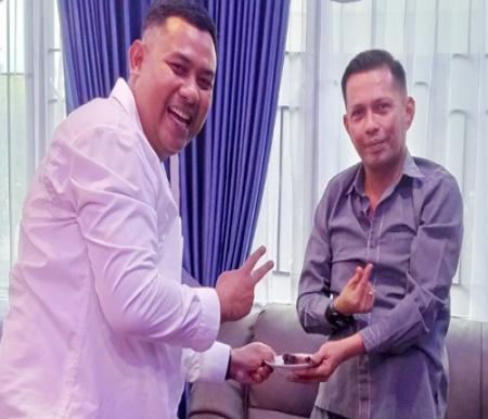 Wakil Ketua DPRD Pekanbaru, Tengku Azwendi Fajri memberikan kejutan Ultah Sekjen PWI Riau, Doni Dwi Putra.(foto: mimi/halloriau.com)