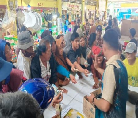 Masyarakat berbondong-bondong membeli beras Bulog SPHP di Rohil.(foto: afrizal/halloriau.com)