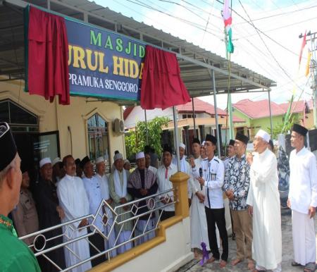 Pengurus menarik tirai seremoni Musala Nurul Hidayah di Desa Senggoro menjadi mesjid (foto/Zulkarnain)
