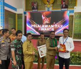 Bupati Pelalawan, Zukri didampingi Wabub Nasarudin serahkan penghargaan ke PT RAPP (foto/ist)