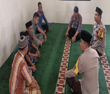 Bhabinkamtibmas Polsek Senapelan dialog dengan jamaah di Masjid Nurul Islam (foto/ist)