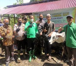 Bupati Kepulauan Meranti H Muhammad Adil menyerahkan bantuan sapi kementerian