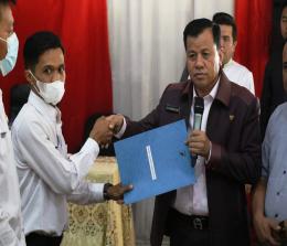 Plt Bupati Kuansing, Suhardiman Amby menyerahkan SK CPNS formasi 2021.(foto: ultra/halloriau.com)