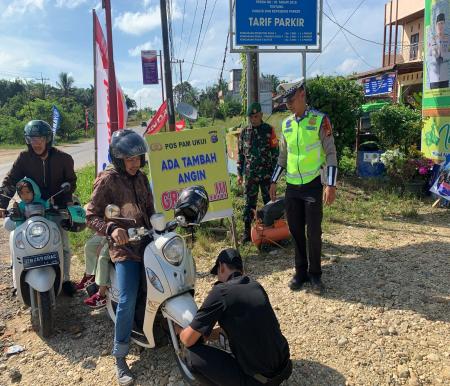 Pos PAM Nilam Sari Ukui sediakan layanan isi angin ban kendaraan gratis (foto/Andi)