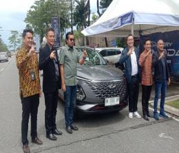 President PT CSI, Shawn Xu dan Direktur PT Riau Oriental Stars, Harry Suwandi saat launching Chery Omoda 5 di Pekanbaru.(foto: bayu/halloriau.com)