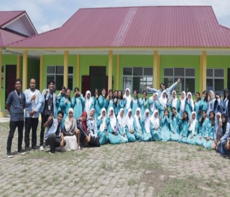 Mahasiswa Kukerta Universitas Riau Mengangkat Isu Pernikahan Dini dan Pentingnya Kuliah dalam Sosialisasi Terhadap Anak SMA di Rupat Utara (foto/ist)