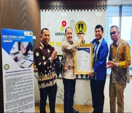 Direktur PT Bumi Siak Pusako (BSP), Iskandar menerima sertifikat SNI ISO 37001:2016 dari lembaga auditor external dan independent, PT TUV NORD Indonesia, Rabu (4/10/2023). Foto Ist