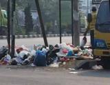 Tumpukan sampah di sisi jalan Kota Pekanbaru beberapa waktu lalu.
