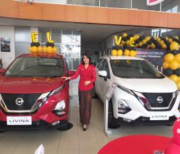 Sales counter Nissan Arengka foto bersama unit New Livina.