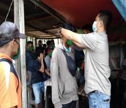 CDO PT EDI, Ginanjar Maolid bersama aparat kepolisian membagikan masker kepada karyawan dan non karyawan.