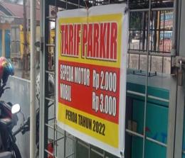 Spanduk tarif parkir baru yang sempat hebohkan masyarakat Pekanbaru.(foto: int)