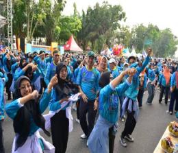 Asisten II Setdaprov Riau, M Job Kurniawan saat senam bersama peringatan HKN ke-58 di Jalan Gajahmada Pekanbaru.(foto: int)